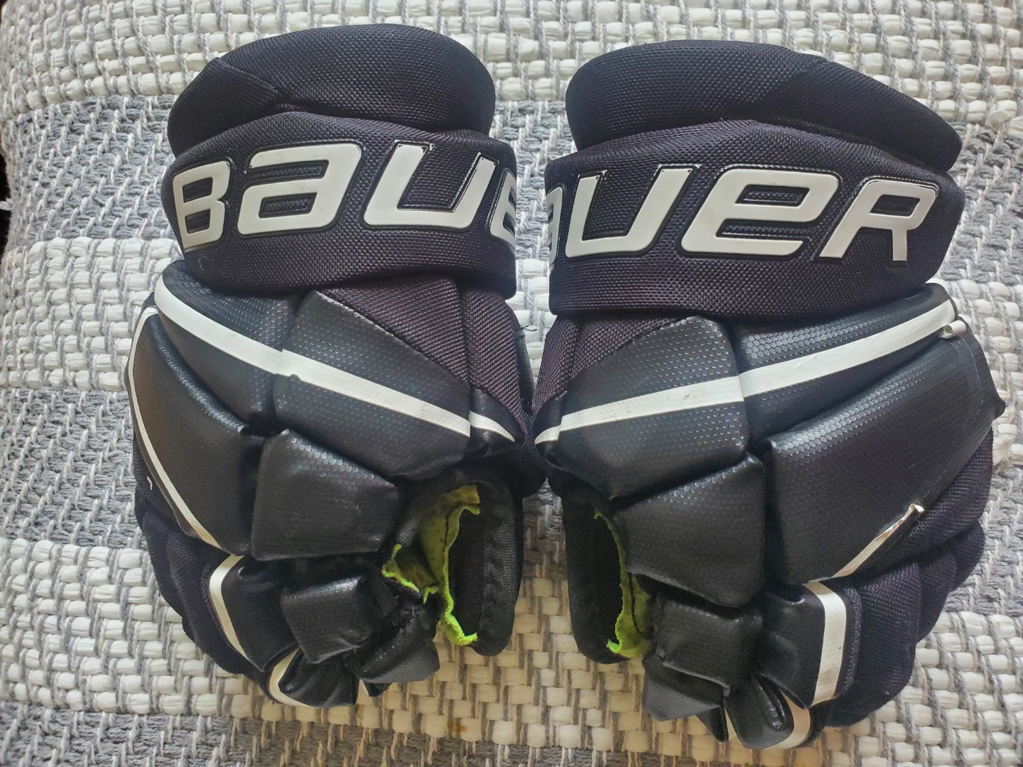 Hockey gloves- Bauer 10 inch gloves