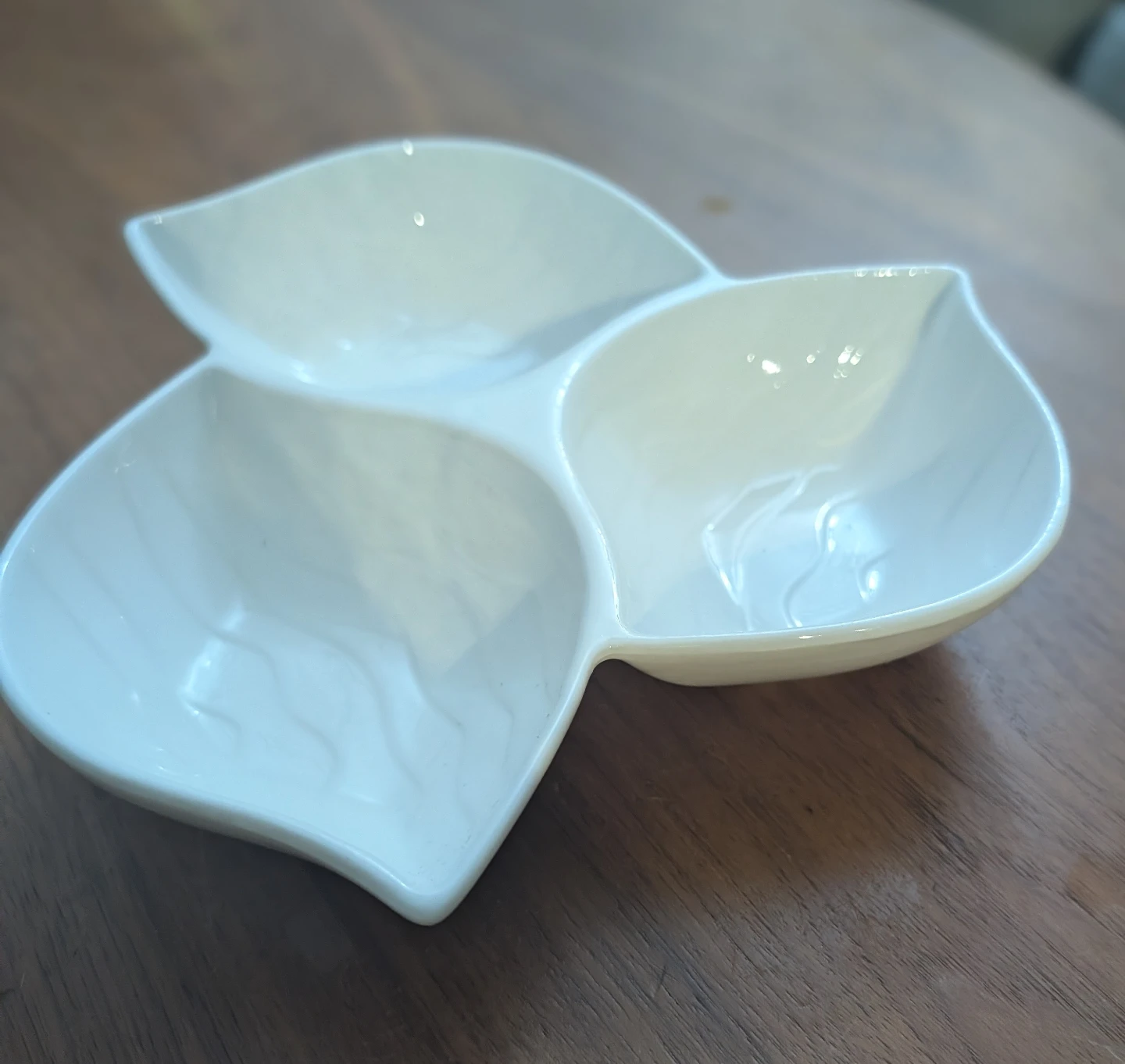 White Procelain Leaf Shaped Serving Dish - photo 2