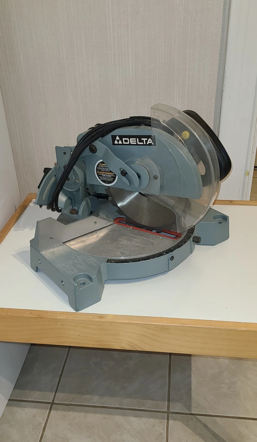 Delta 8-1/4" Compound Miter Saw - Great Condition! - photo 3