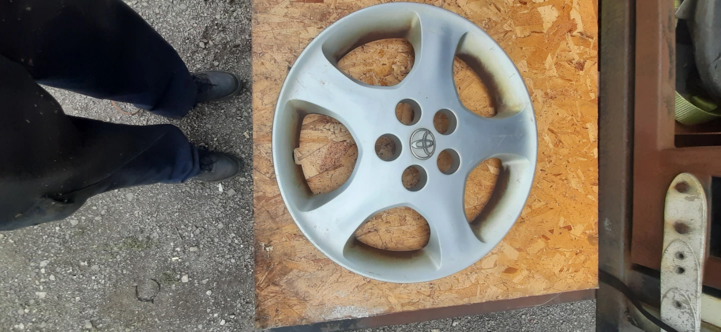 Toyota Corolla hubcaps - photo 2