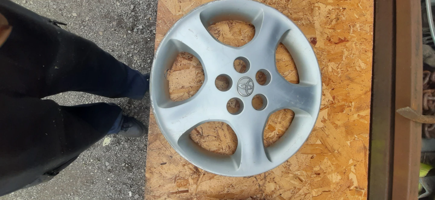Toyota Corolla hubcaps - photo 3