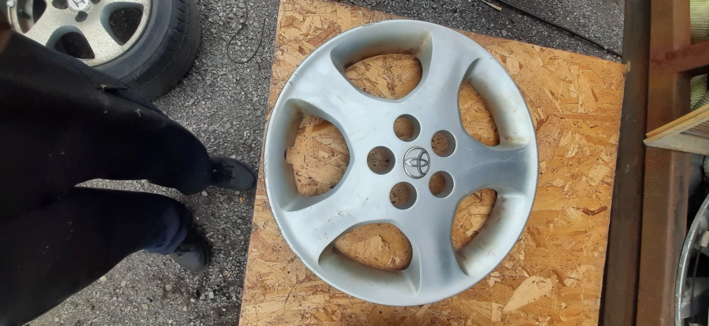 Toyota Corolla hubcaps - photo 5