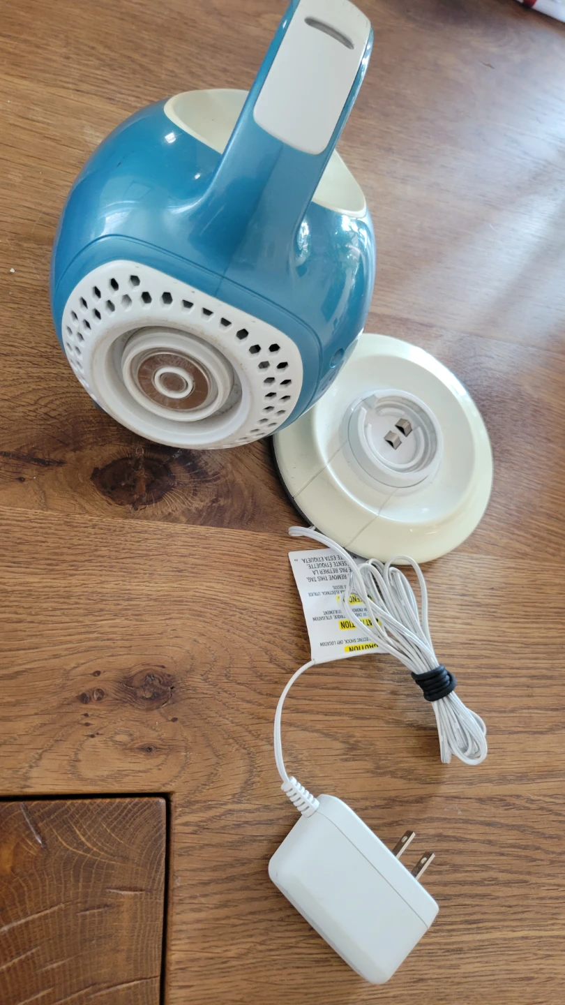Black & Decker DustBuster, no canister.  Type: 14.4V - photo 3