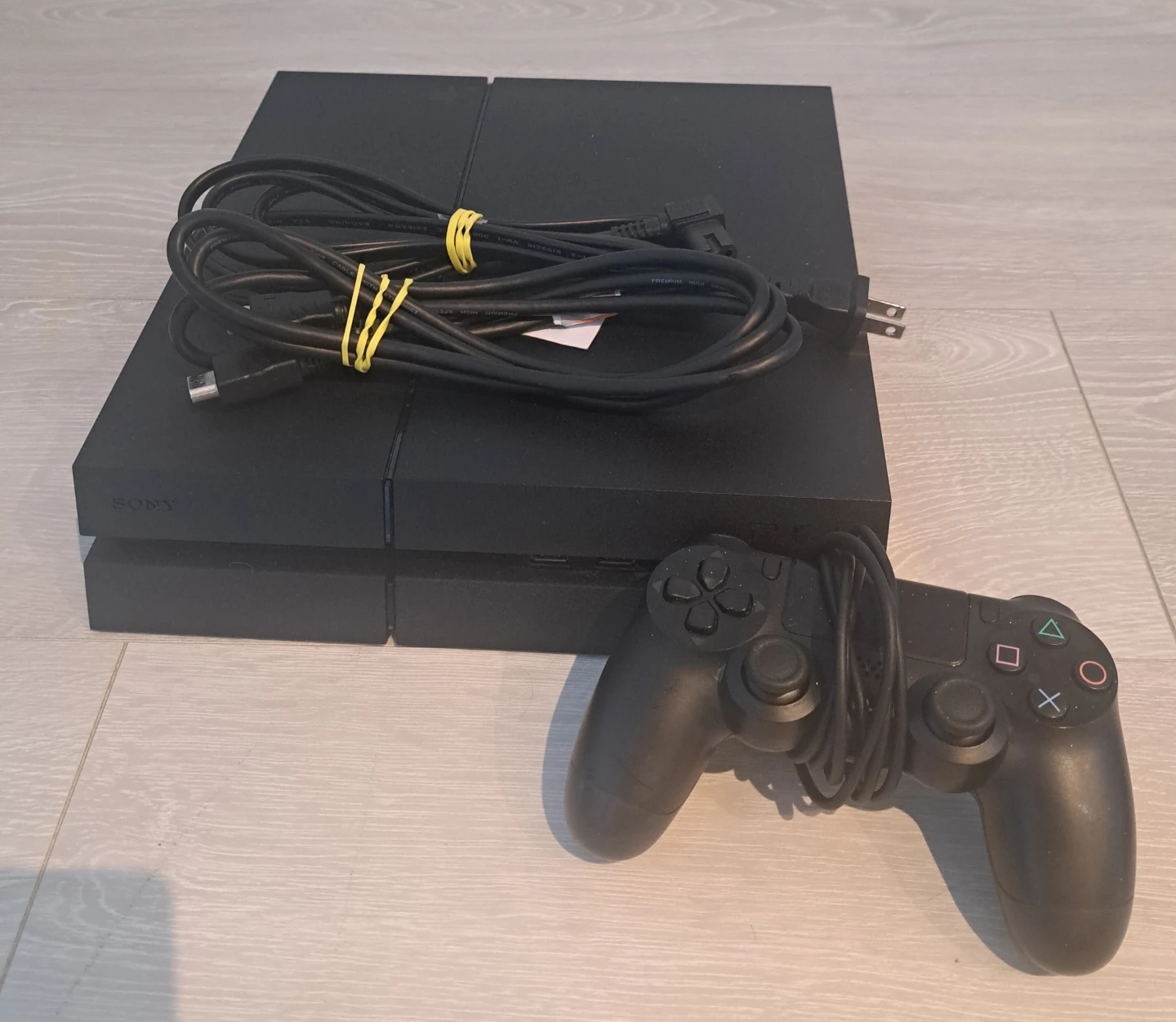 PS4 CONSOLE, INCLUDES A CONTROLLER AND ALL THE CORDS