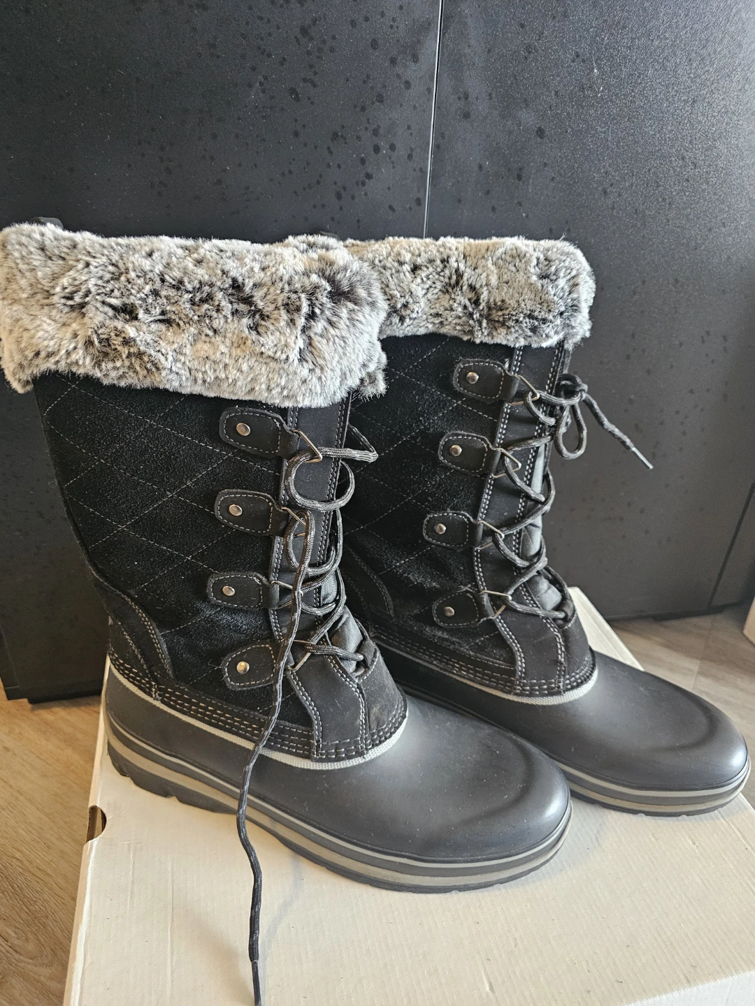 Khombu Erin Black Winter Boots Women's Size 11