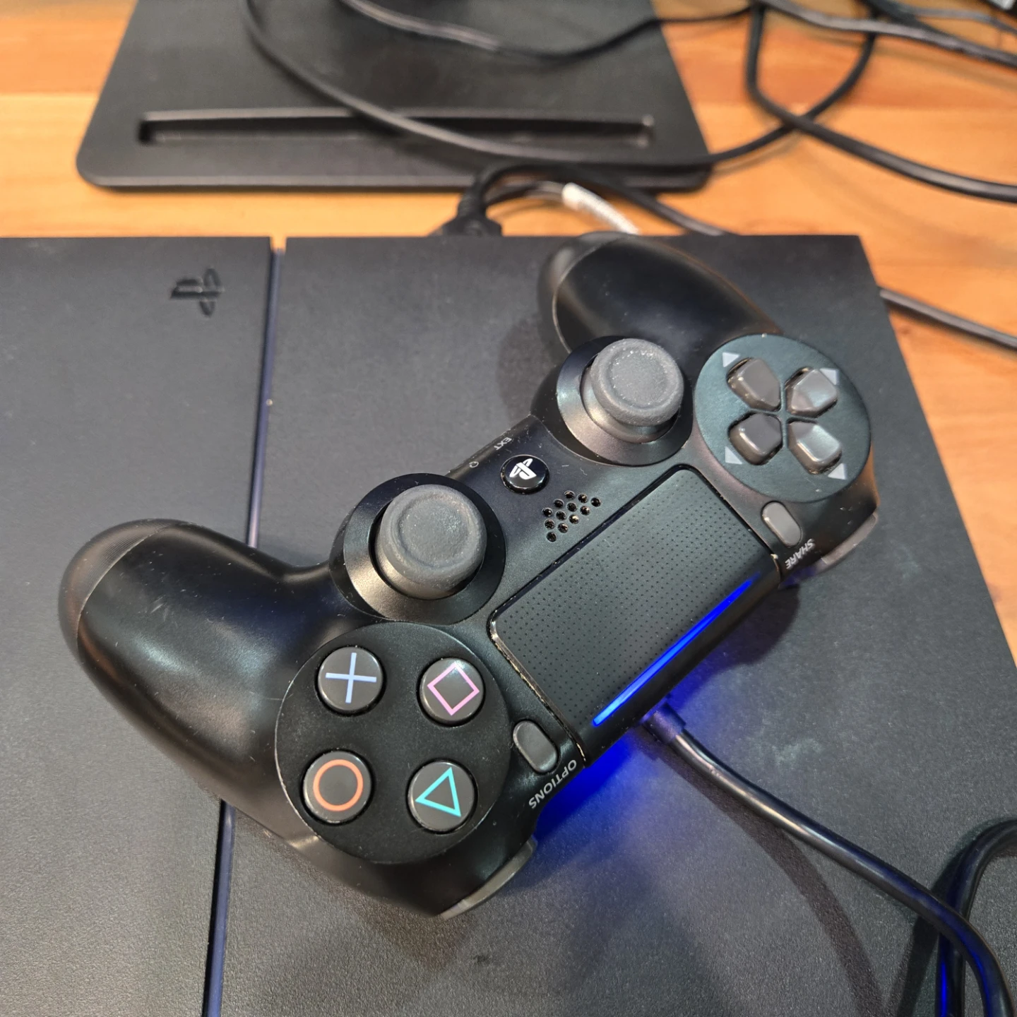 Ps4. Good condition. Dock, 2 controls, cables. Playstation - photo 2