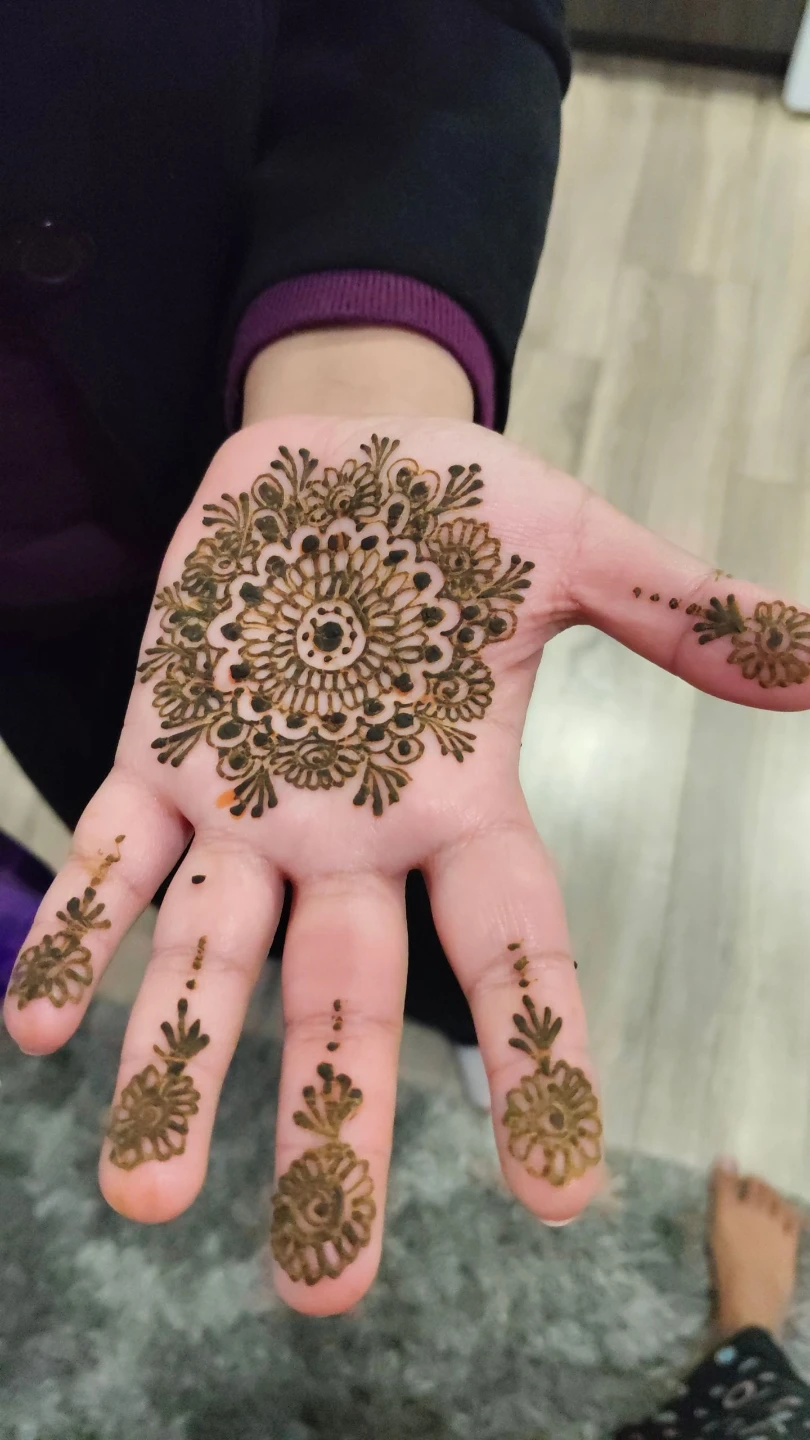 Henna artist