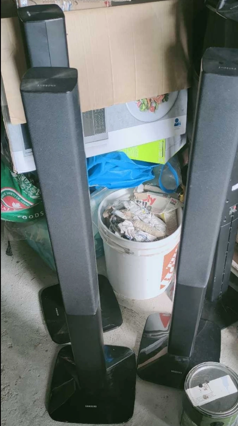 Samsung Tower Speakers and Bose Soundbar - photo 2