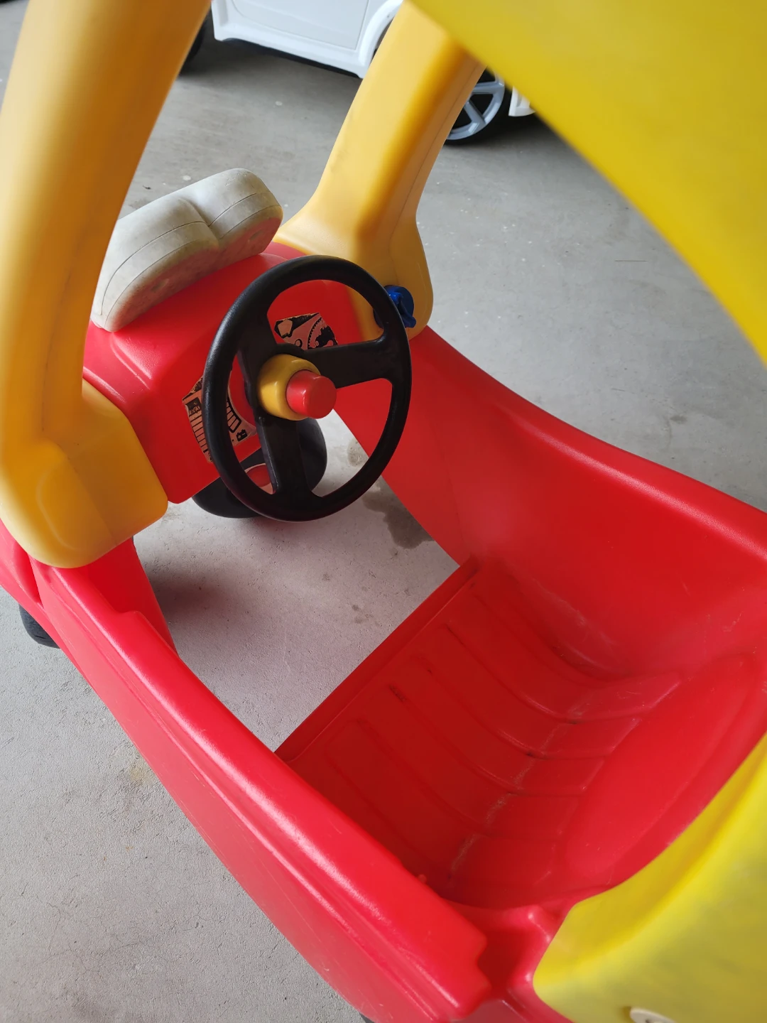 Little Tikes Cozy Coupe - Red/Yellow - photo 4