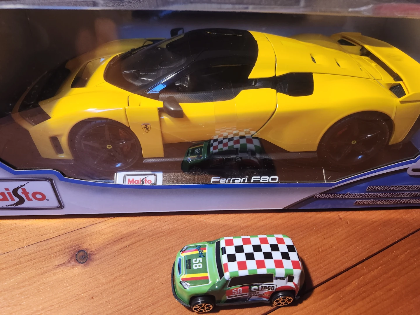 Ferrari F80 Diecast Car - brand new - photo 4