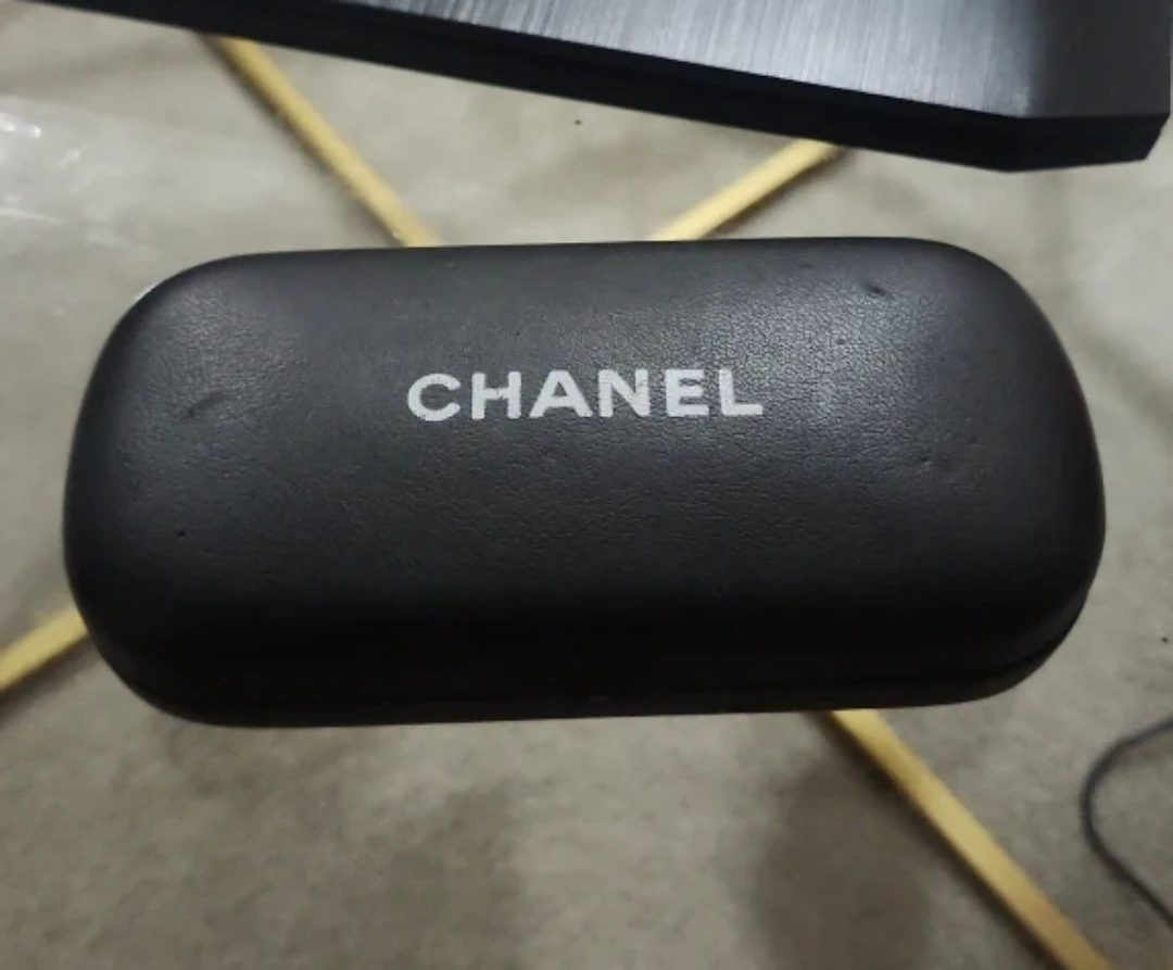 CHANEL Sunglasses with Case - Like New - photo 3