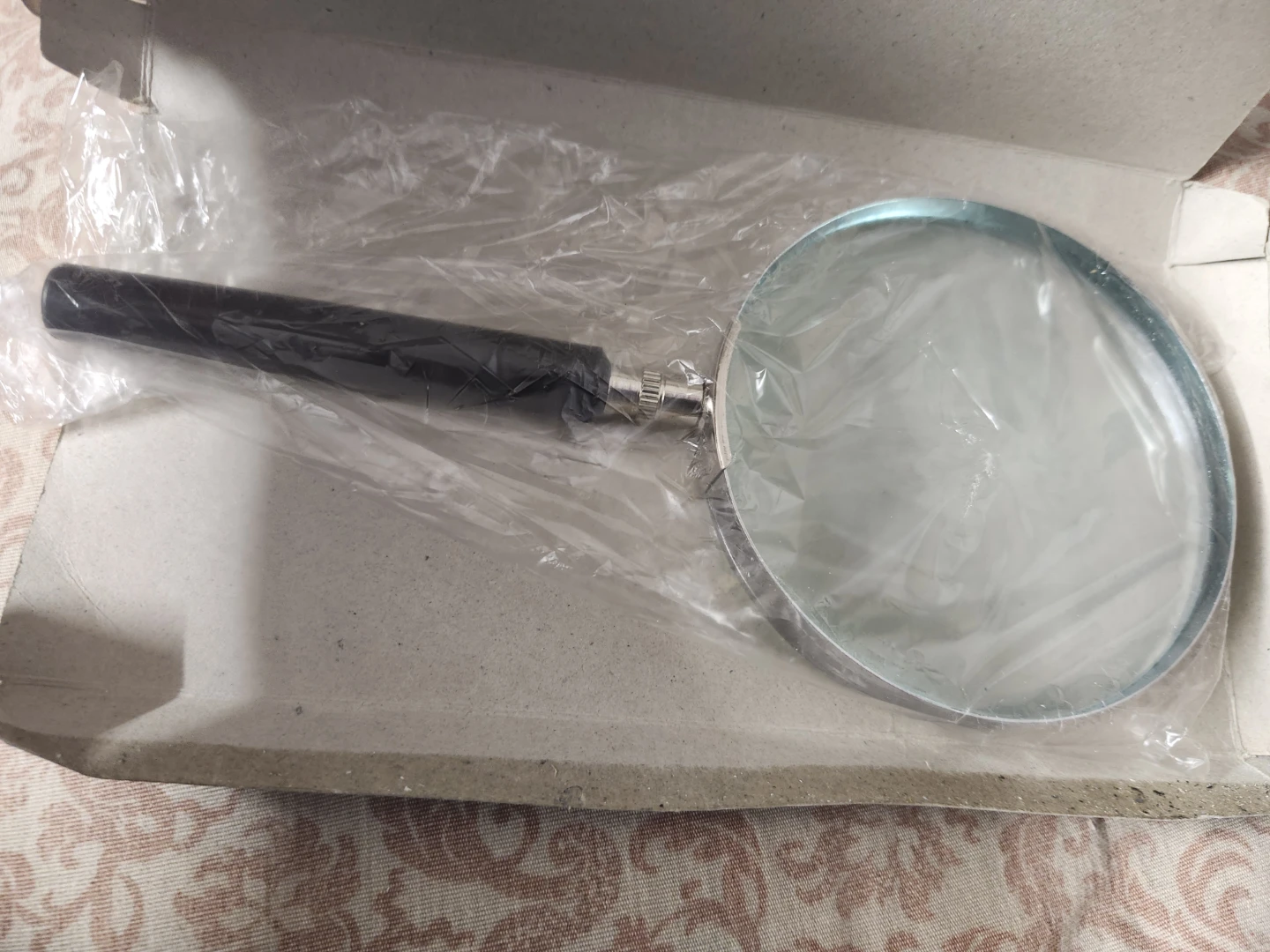 Magnifying Glass with Black Handle - large diameter