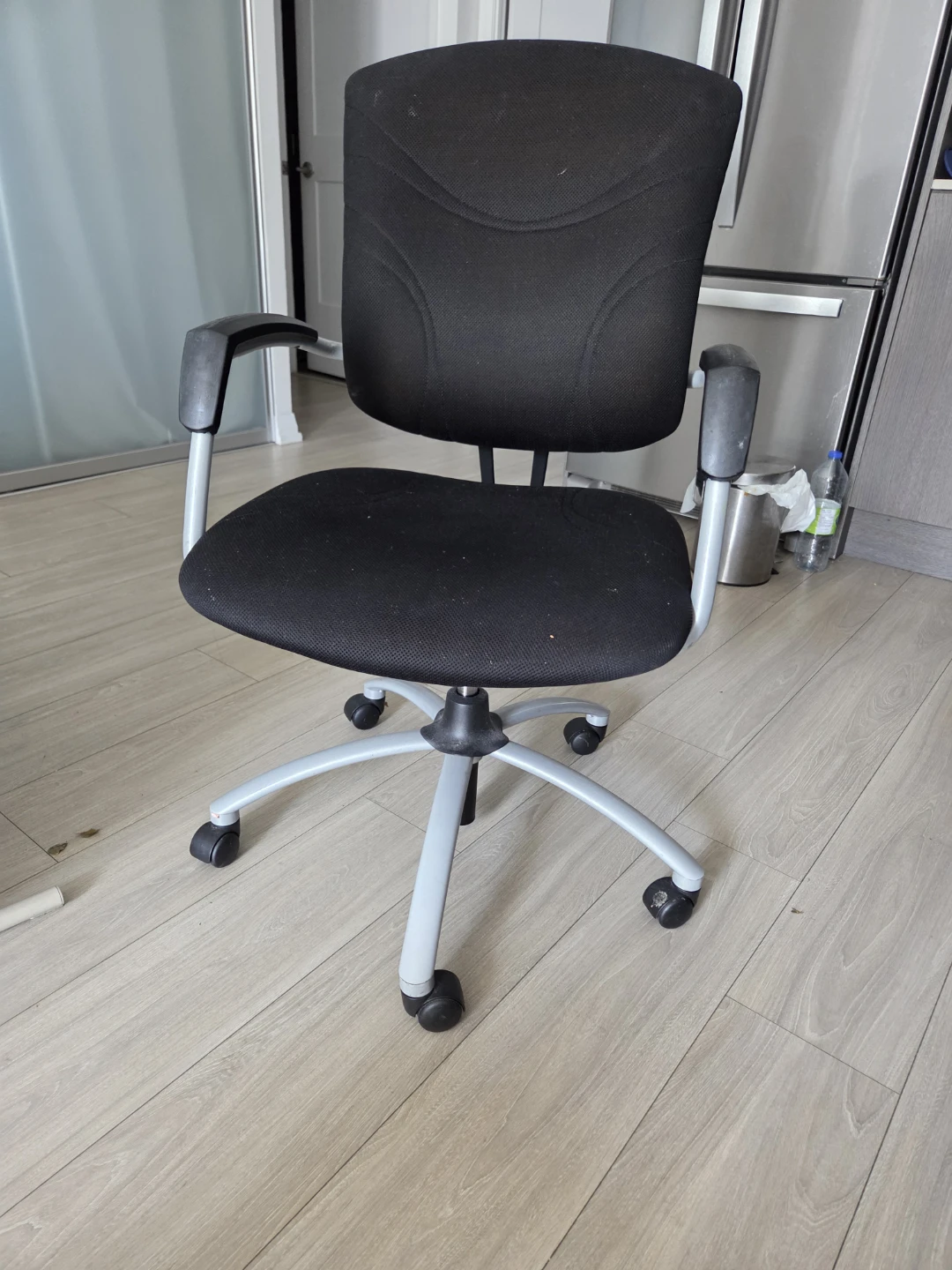 Black Office Chair with Wheels - photo 4