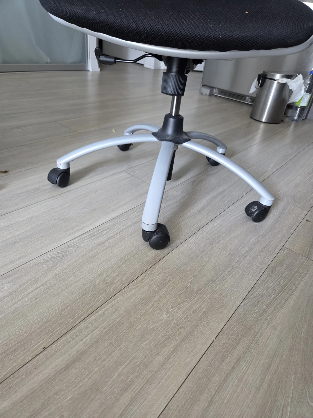 Black Office Chair with Wheels - photo 5