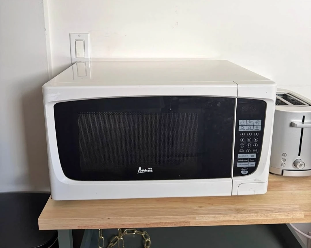 Avanti White Microwave Oven