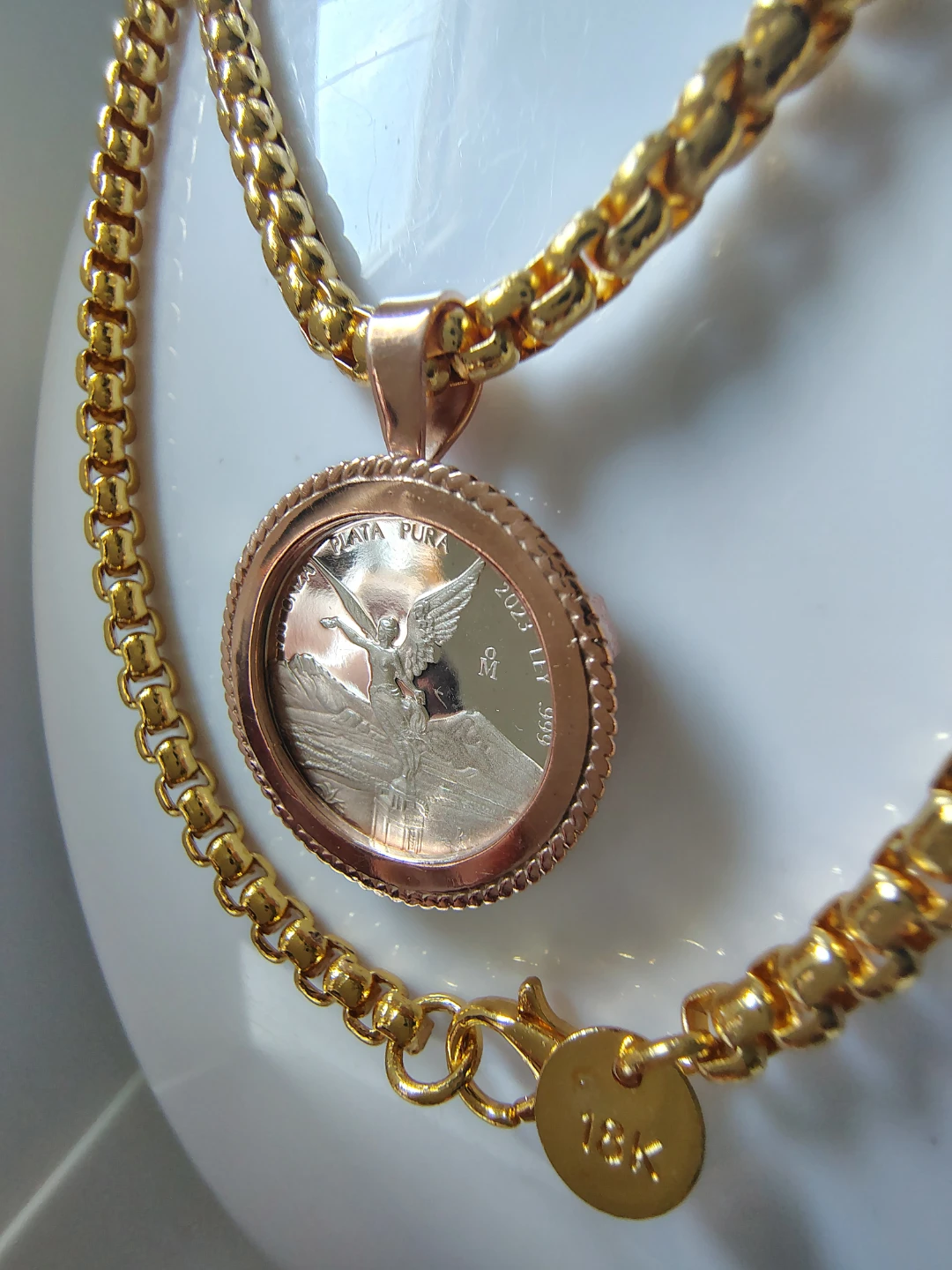 Collar chapado en oro con moneda libertad de México 1/10 oz.