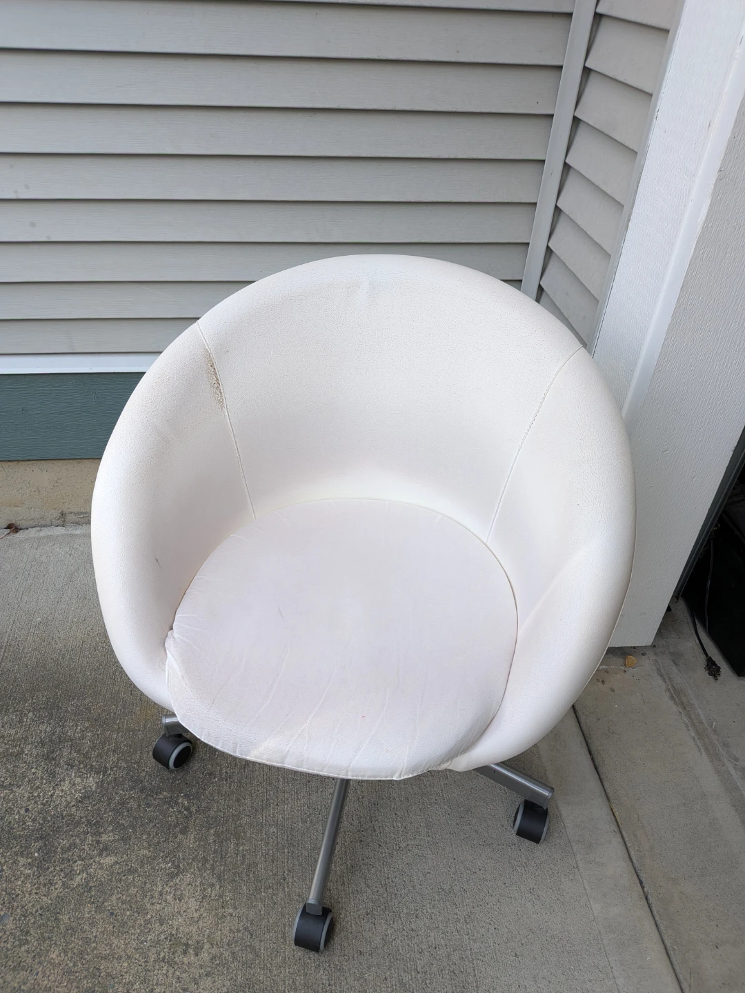White egg chair