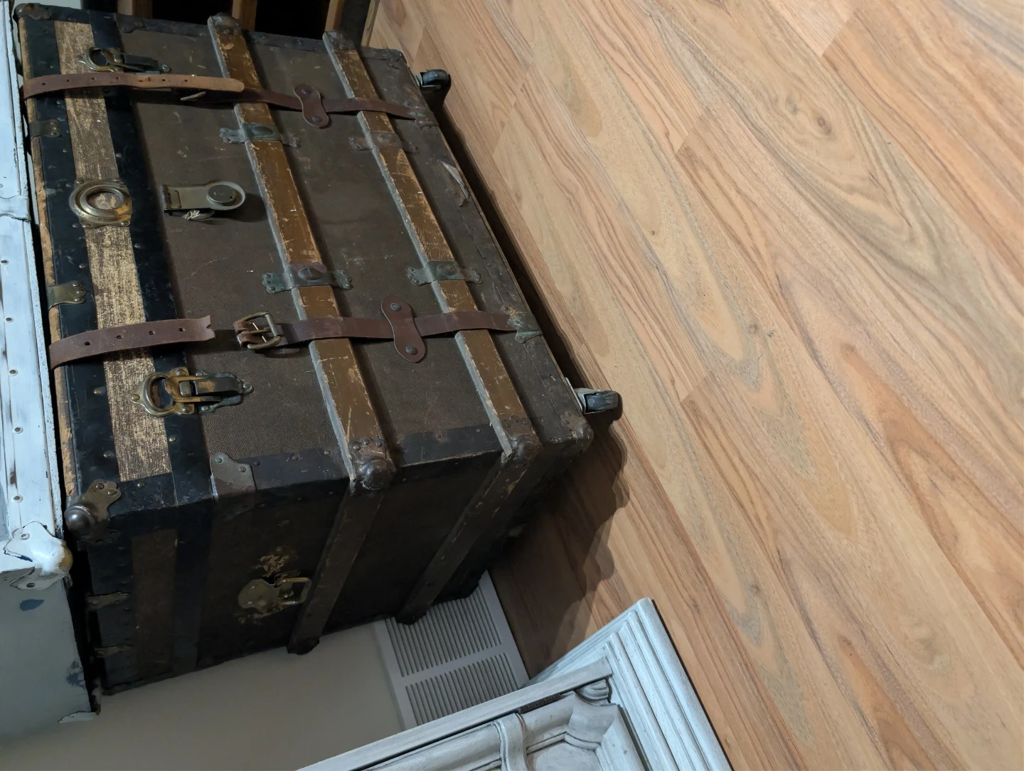 Antique Steamer Trunk - photo 3