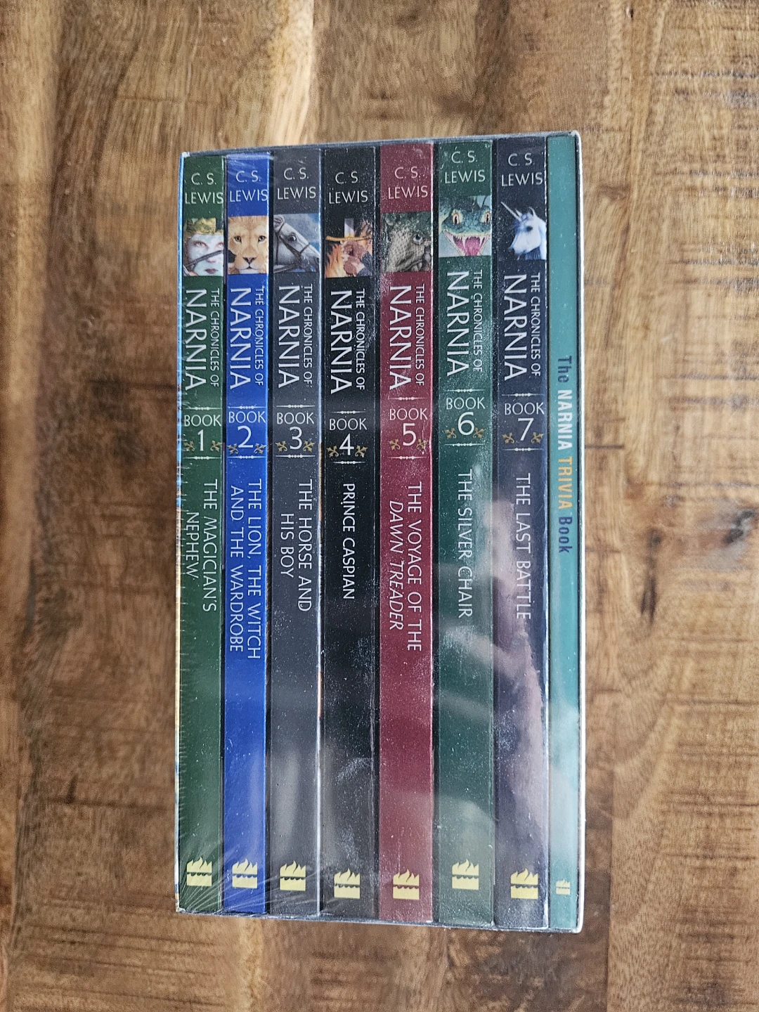 The chronicles of Narnia box set with trivia book (unopened) - photo 2