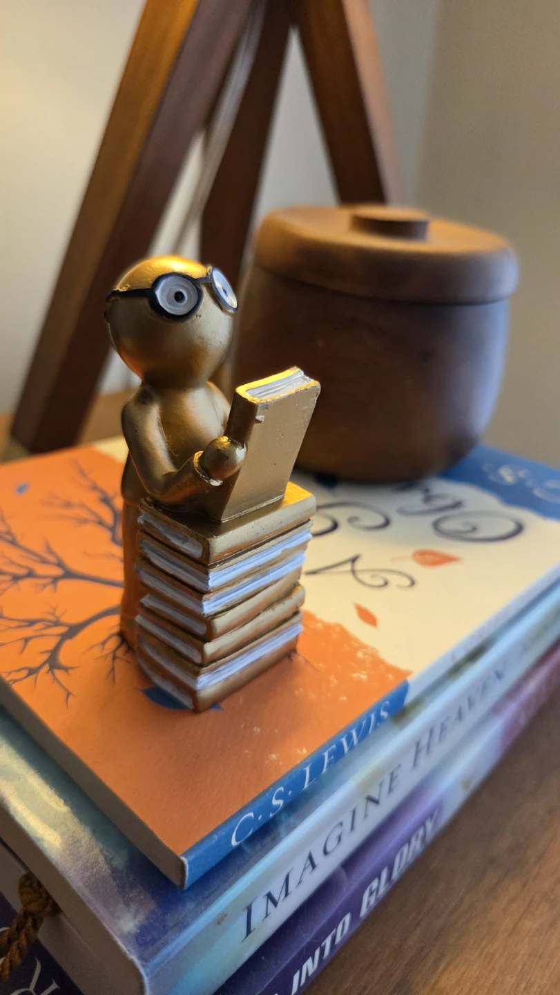 Gold Reader Figurine – Bookworm Character on Books *new