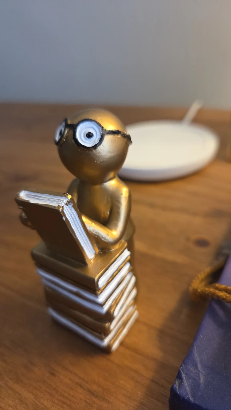 Gold Reader Figurine – Bookworm Character on Books *new - photo 2