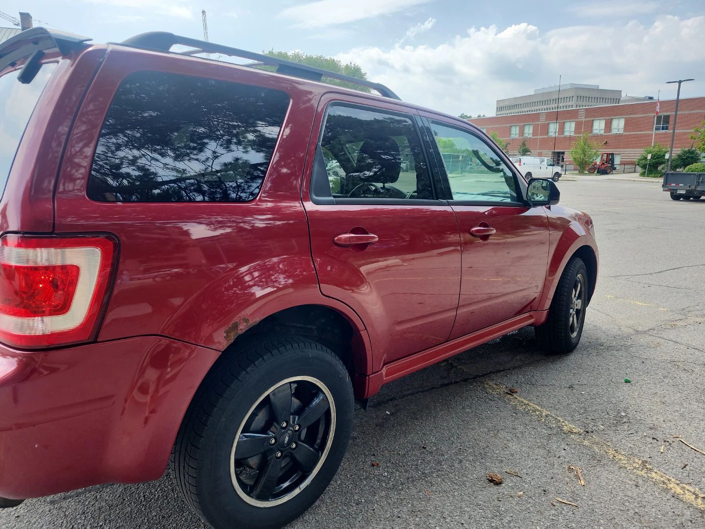 2010 FORD ESCAPE   CLEAN CARFAX 102000 KM ONLY One Owner
