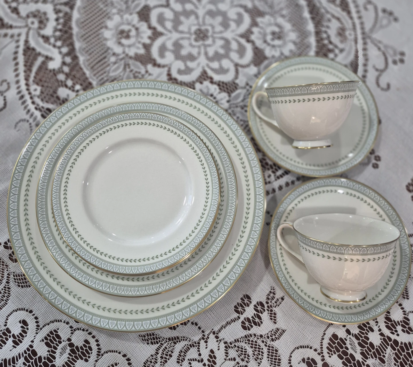 9 plates, 2 teacups Royal Doulton Berkshire Fine China Set - photo 2