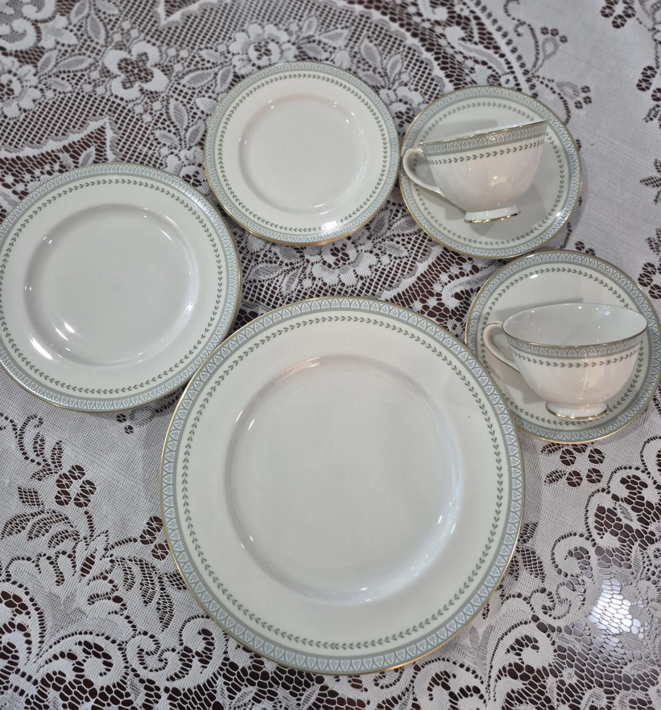 9 plates, 2 teacups Royal Doulton Berkshire Fine China Set - photo 4