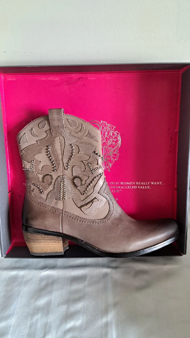New Vince Camuto Cow Girl Boots