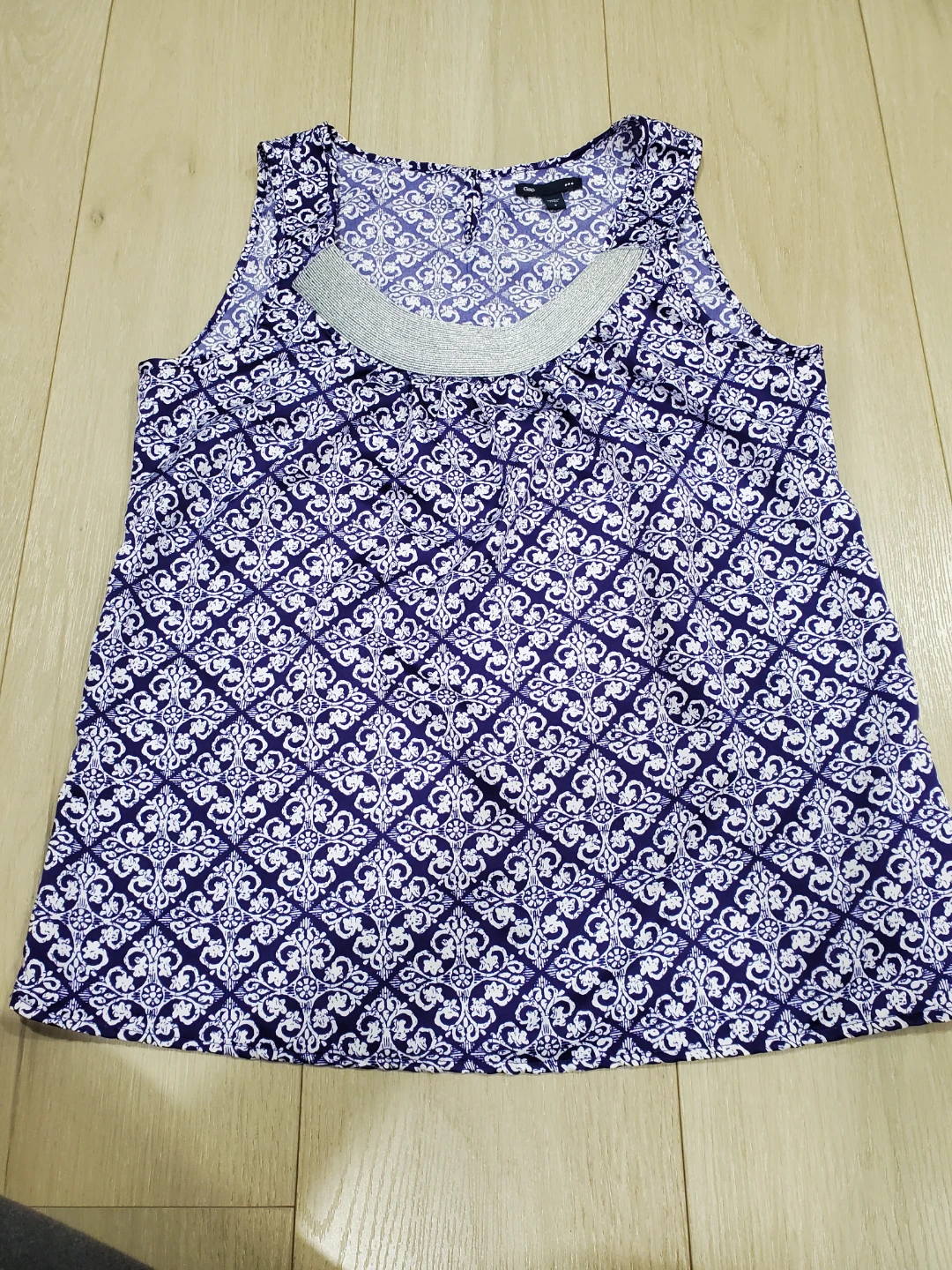 Gap Purple and White Patterned Top with Silver Detail - Size S