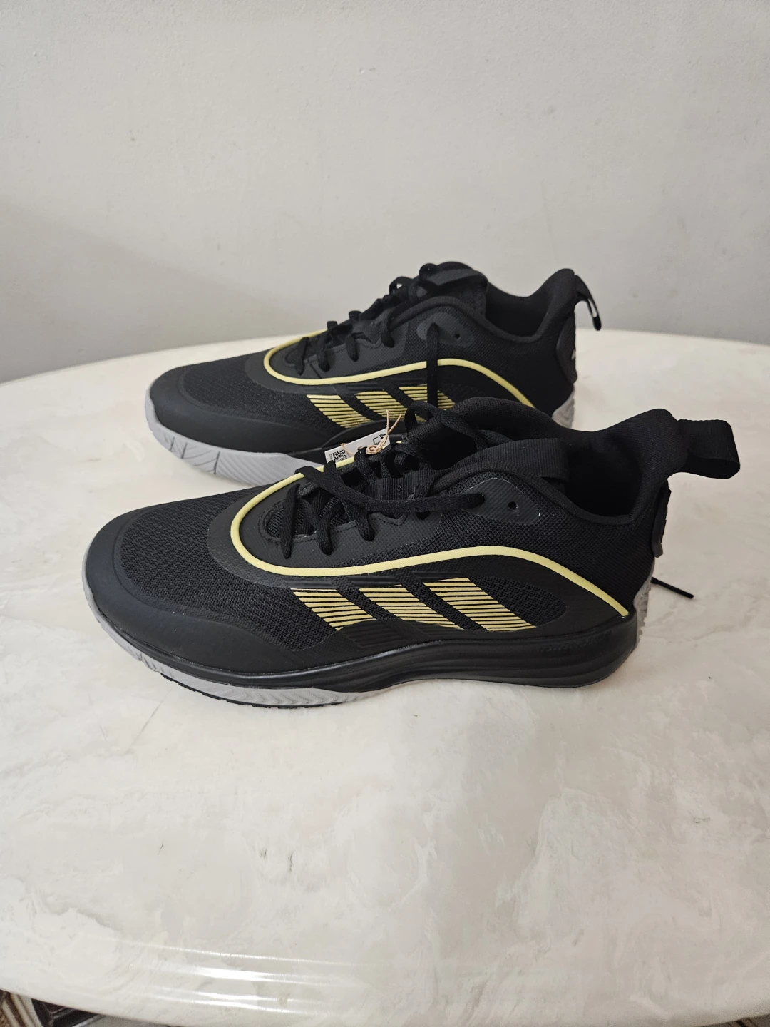 New mens adidas basketball sneakers size 9.5