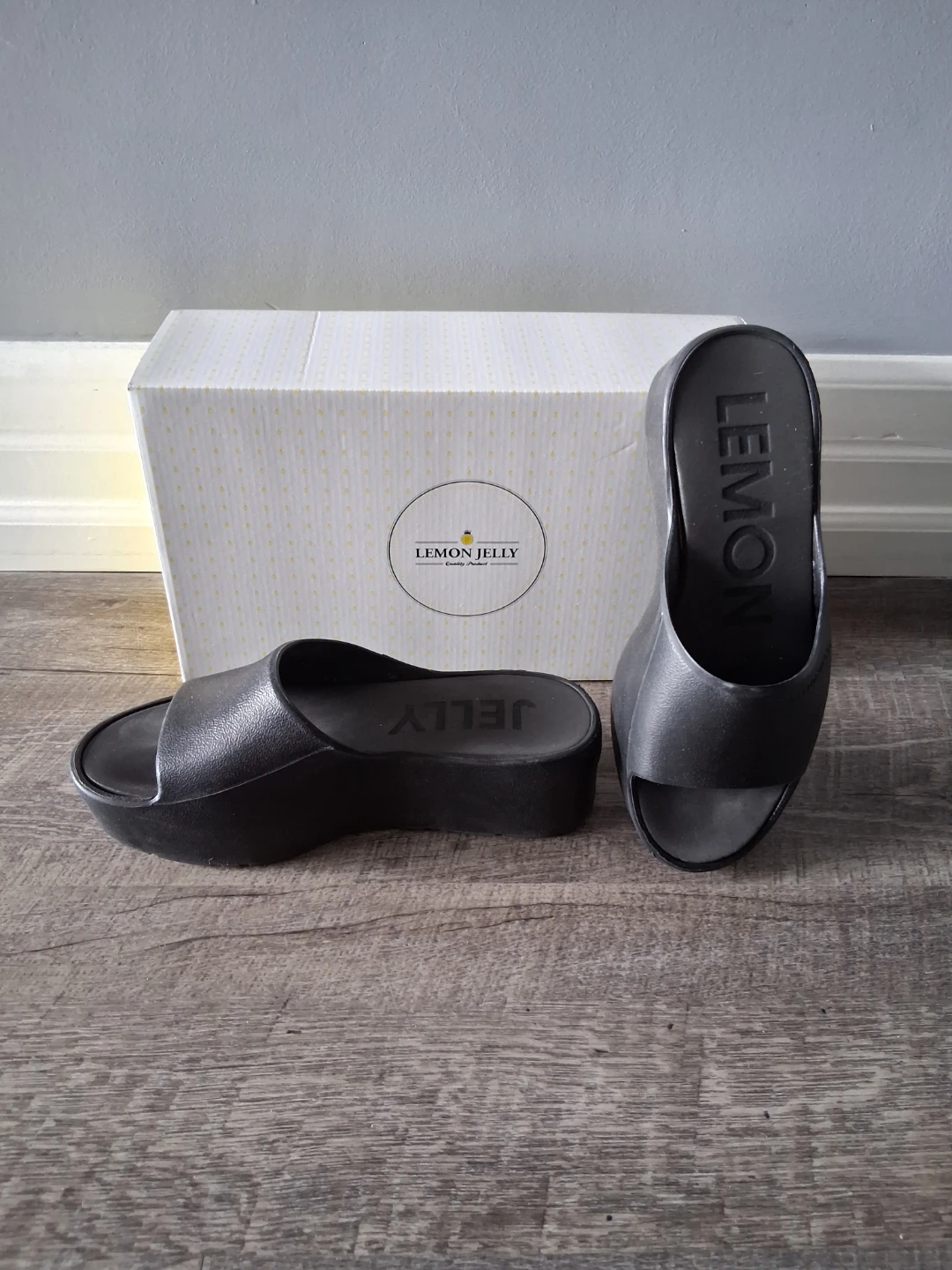 Like New! Lemon Jelly "Sunny 01" Platform Slides - Black