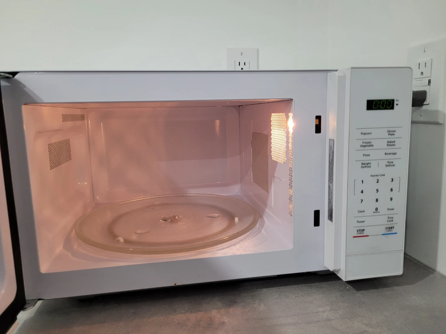 Magic Chef  Countertop Microwave Oven in White - photo 2