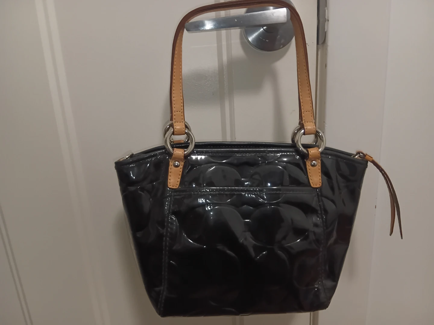 Auth COACH Leah Signature Embossed Black Patent Leather Handbag - photo 2