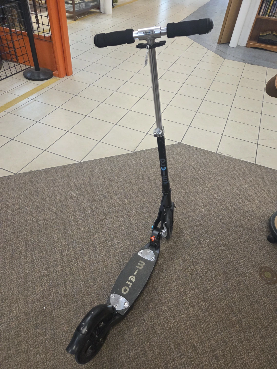 Micro Flex 200 Matte Black Scooter (complete with manual)