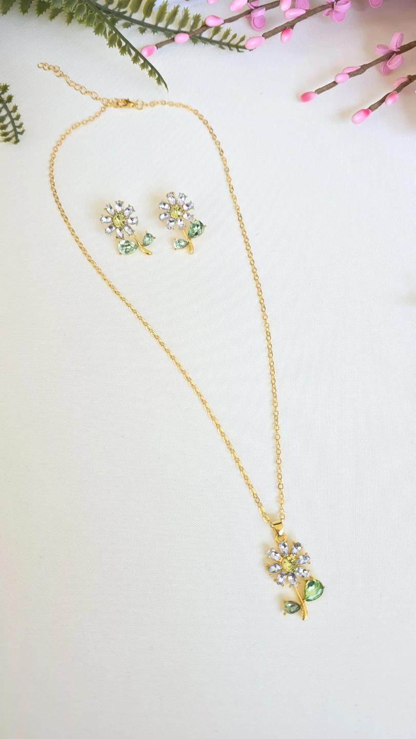 Daisy Flower Necklace and Earring Set