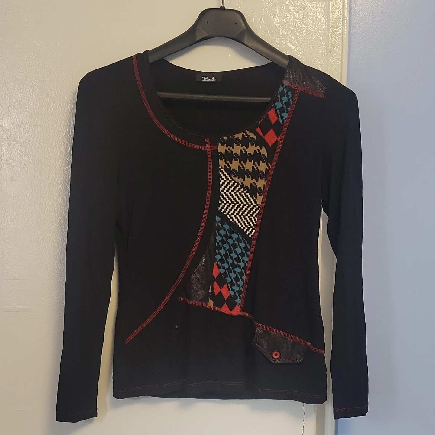 Black long-sleeve top with graphic detail - photo 2