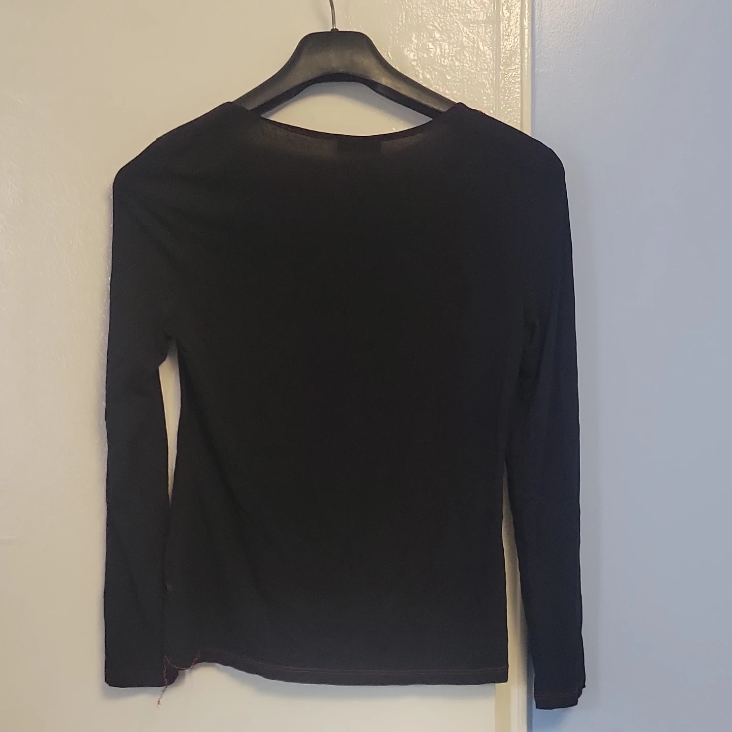 Black long-sleeve top with graphic detail - photo 4