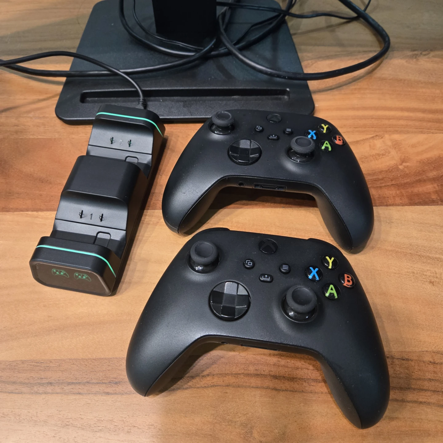 XBOX Series X. CLEAN. 2 good controllers, dock. - photo 4
