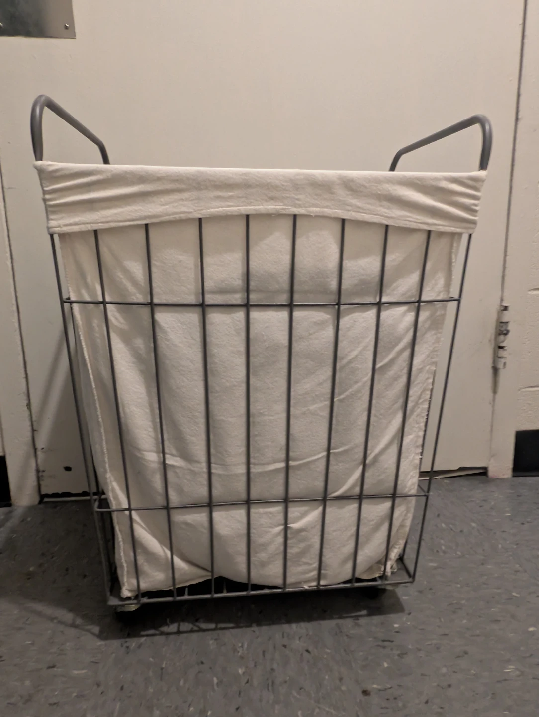 Sturdy wire Laundry Hamper with Liner