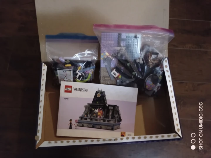 LEGO 76781 Wednesday & Enid's Dorm Room Building Set - photo 2