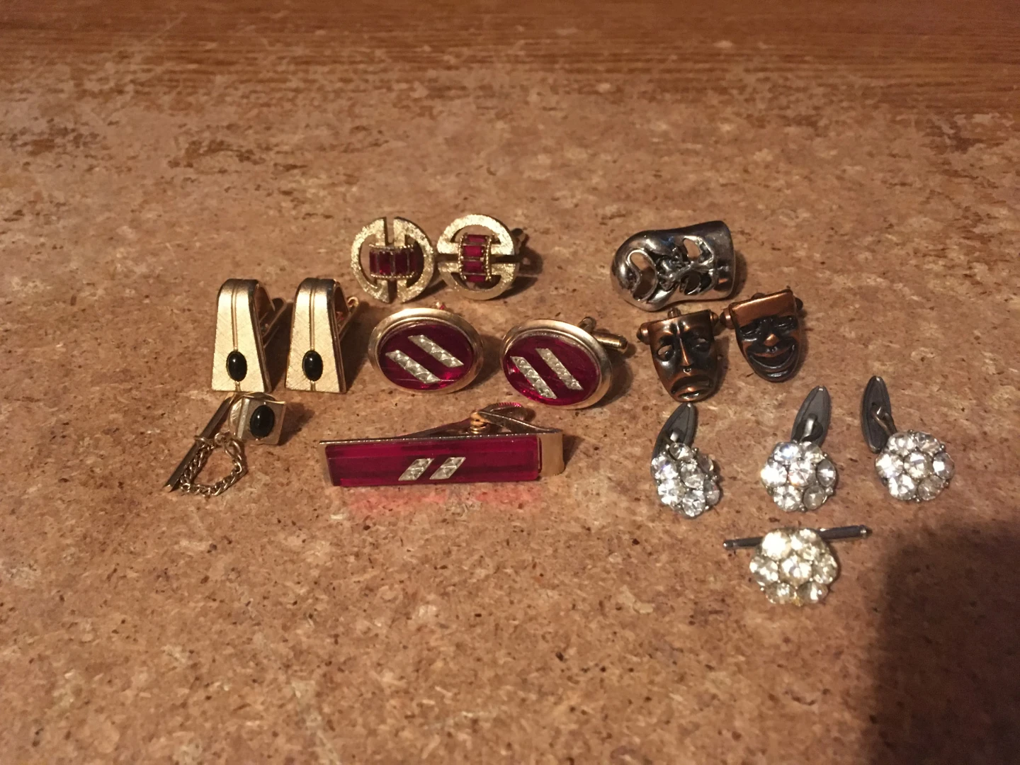 6 SETS OF MEN'S CUFFLINKS, TIE TAC TIE CLIP RED & WHITE ONYX COL
