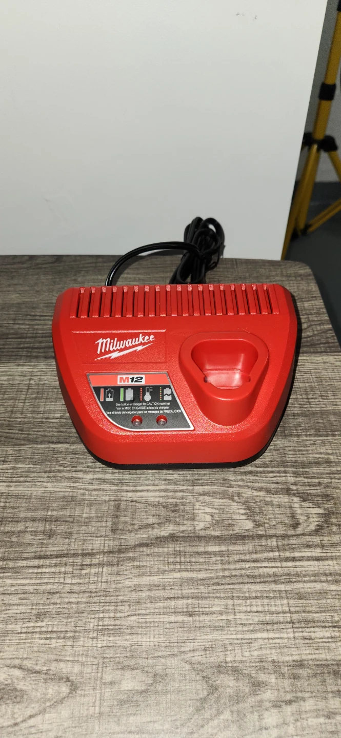 M12 Milwaukee subcompact impact driver& batteries - photo 3