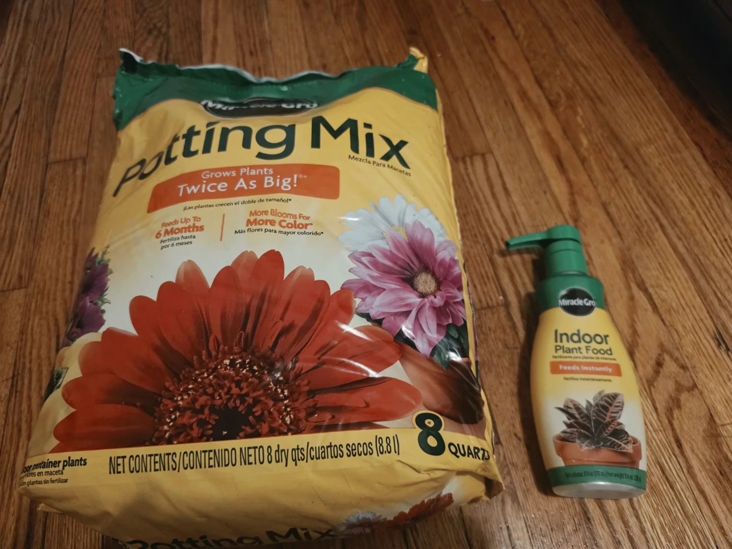 Miracle-Gro Potting Mix- 8 Quarts and plant food