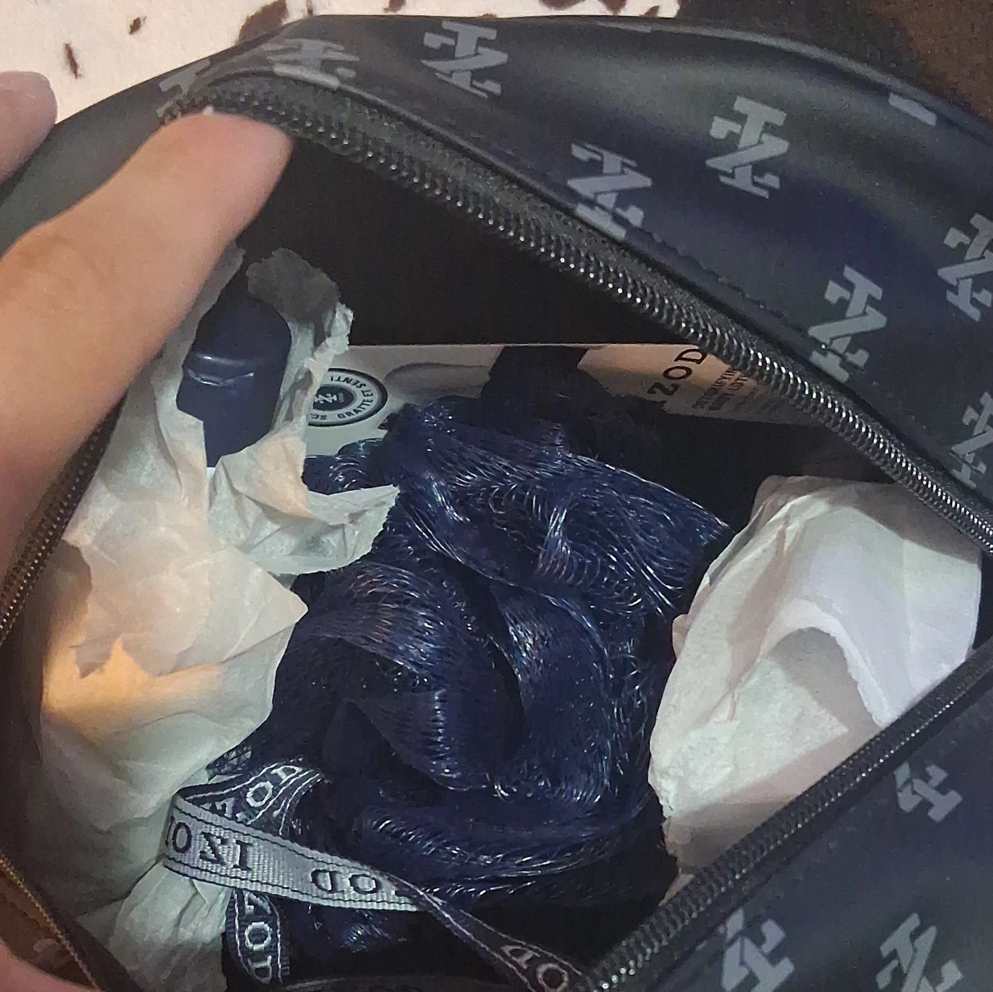 IZOD Classic Care Set Face & Body Wash Lotion Loofah Travel Bag