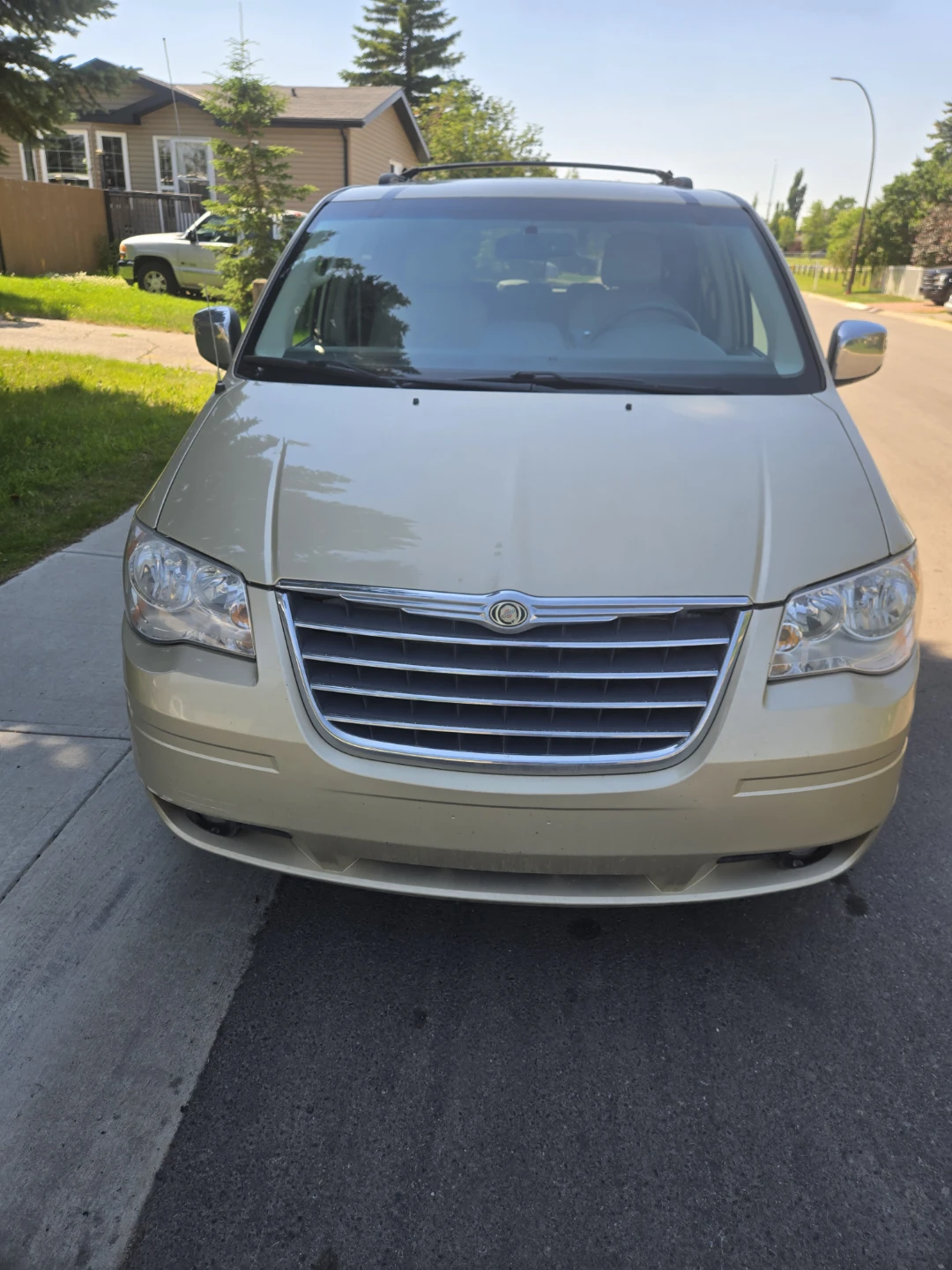 Chrysler Town & Country Minivan - photo 2