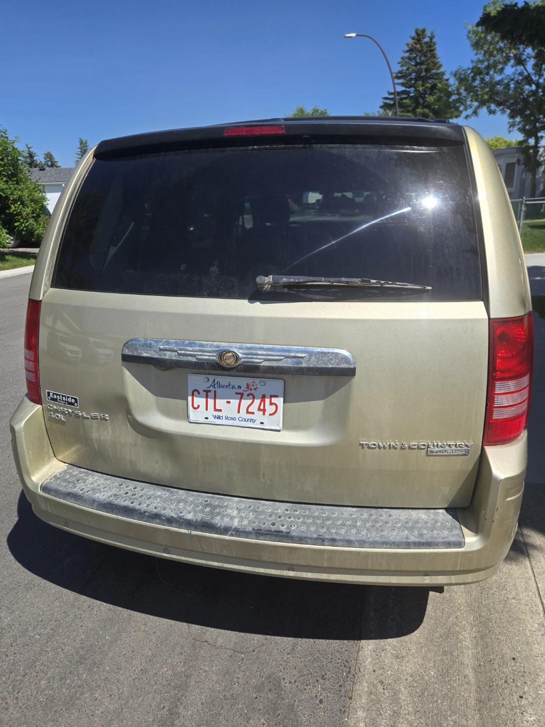 Chrysler Town & Country Minivan - photo 3
