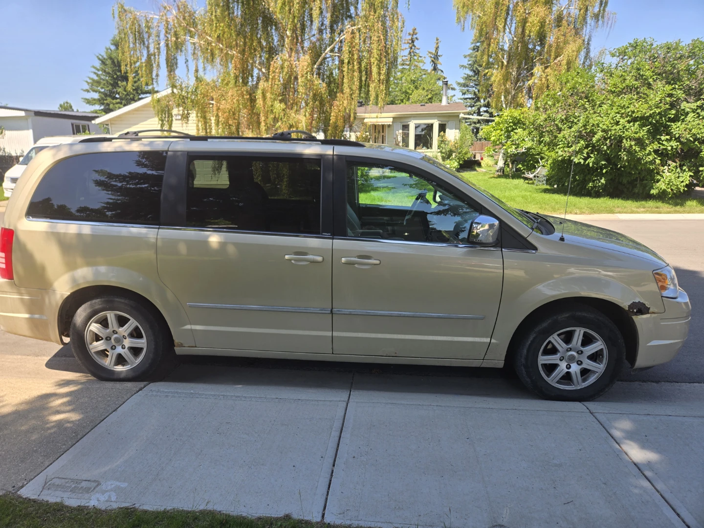 Chrysler Town & Country Minivan - photo 5