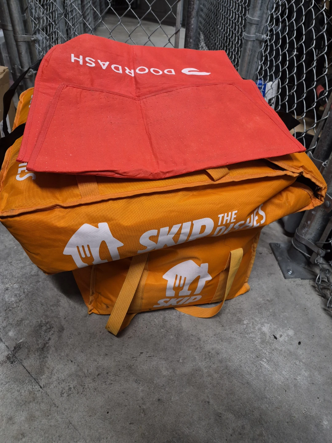 SkipTheDishes Delivery Bag with DoorDash Apron - photo 2