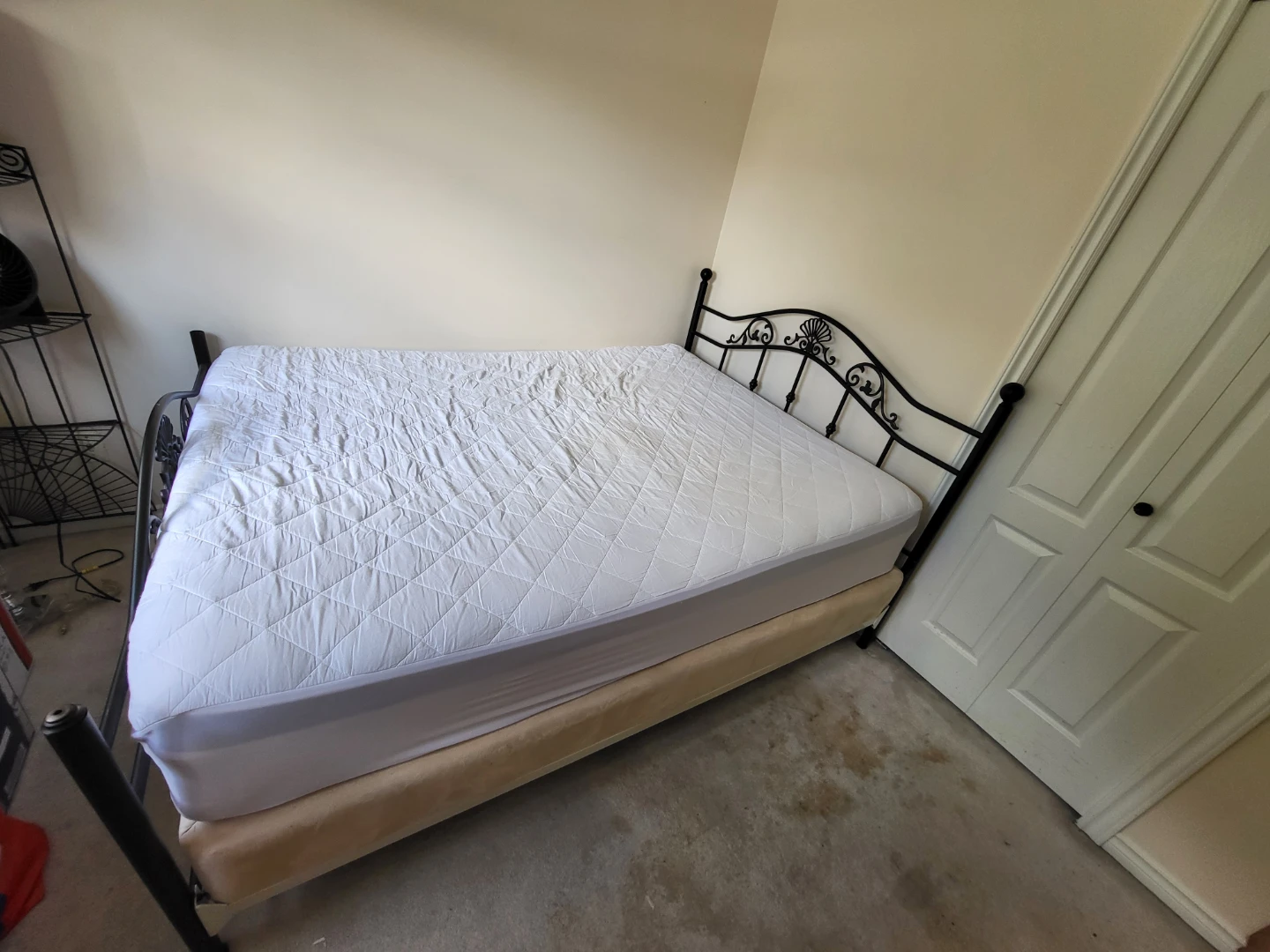 Queen Size Black Metal Bed Frame - photo 3